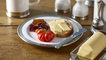 Cosi Tabellini CONVIVO action Dessertteller – feine Keramik mit Zinnrand im eleganten Mix & Match Stil