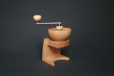 Kornkraft Mia Mola Getreidemühle – Seitenansicht im Einsatz, ergonomisches Design aus Naturholz für den täglichen Gebrauch