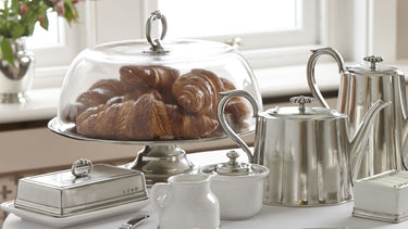 Cosi Tabellini Zinngeschirr mit Teller, Becher und Besteck – authentische Tischszene im traditionellen Design
