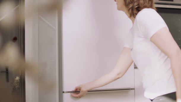 SmacoGlas Video – kindgerechte Anwendung der Glasbox im Alltag, zeigt nachhaltige Vorratshaltung mit Freude und Funktion